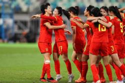 中国女足队员们训练备战，决心夺得胜利的简单介绍