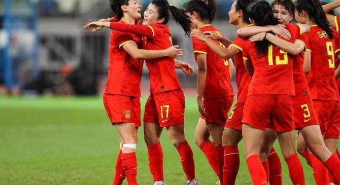 中国女足队员们训练备战，决心夺得胜利的简单介绍