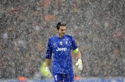 Uzi意外战胜篮网，领先优势明显引爆全场！观众掌声雷动