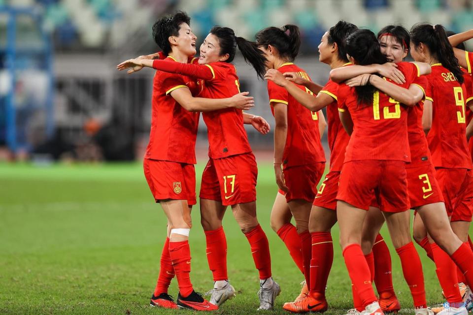中国女足队员们训练备战，决心夺得胜利的简单介绍